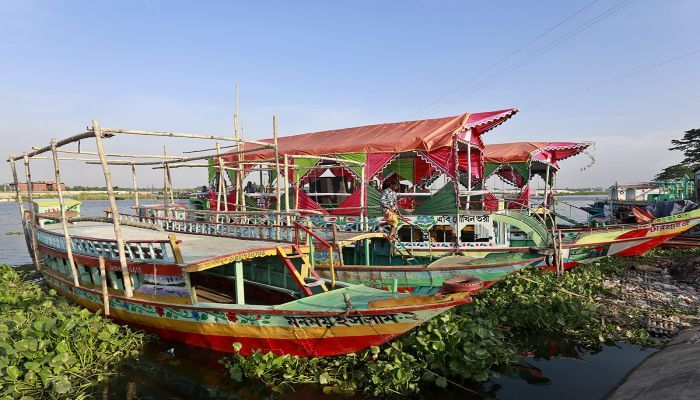 To  get rid of fatigue life, you can visit the Balu River right next to the capital. It will only cost Tk 15 to 20 thousand, including meal  and music services on the big boat. Whereas the small boat will only cost Tk 500 hundred to 1000 thousand. Photo: Collected 

