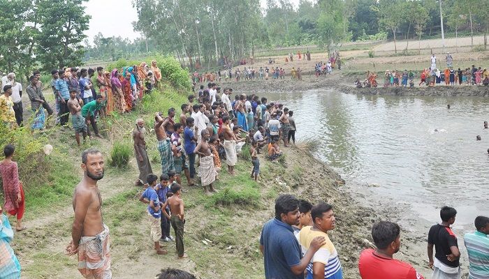 Two drown and another missing in the Karatoa river in Bogura's Sherpur upazila on Thursday, August 29, 2019. Photo: Collected