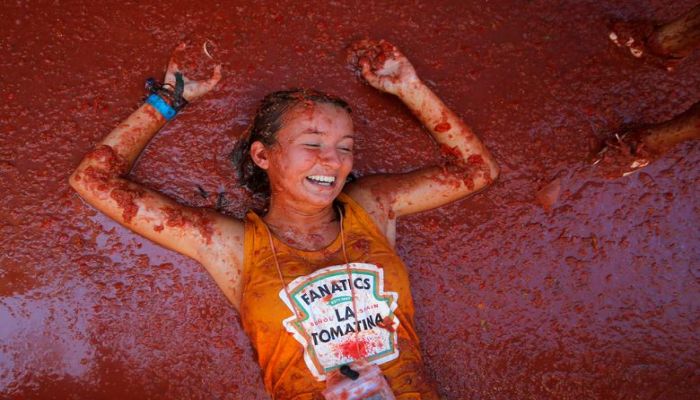 A reveller lies in tomato pulp during the "La Tomatina" food fight festival in Bunol, near Valencia, Spain, August 28.
Photo: Collected