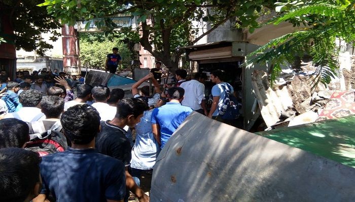 Students of Jagannath University (JnU) on September 17, 2019 evict at least 30 illegal establishments including a human hauler stand outside the campus.