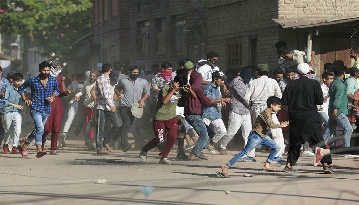 Kashmiris run for cover as Indian security forces (not pictured) fire teargas shells during clashes, after scrapping of the special constitutional status for Kashmir by the Indian government, in Srinagar on September 6, 2019. Photo: Reuters