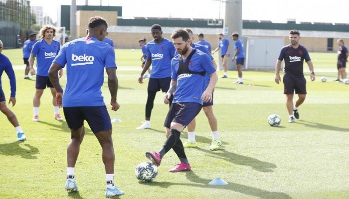 Lionel Messi (C) trains with the group. Photo: FC Barcelona Twitter