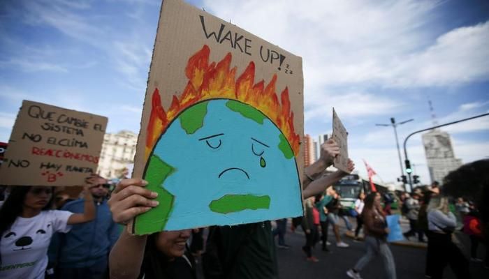 Activists hold placars as they participate in a Fridays for Future march calling for urgent measures to combat climate change in Buenos Aires, Argentina, September 27, 2019. Photo:  Reuters