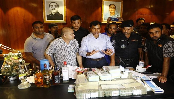 Rapid Action Battalion (Rab) detains Jubo League central committee leader SM Golam Kibria Shamim and recovers huge amount of money from his office in Niketan area of Dhaka on September 20, 2019