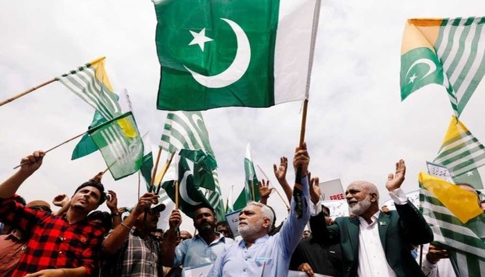 FILE PHOTO: People carry Pakistan's and Azad Kashmir's flags and chant slogans during a countrywide 'Kashmir Hour' to express solidarity with the people of Kashmir, observing a call by Prime Minister Imran Khan at the mausoleum of Muhammad Ali Jinnah in Karachi, Pakistan Aug 30, 2019. REUTERS