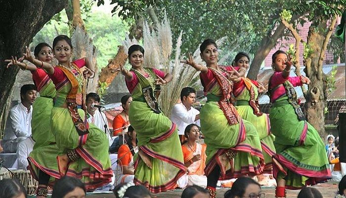 Chhayanaut artistes present a dance recital at Bokultala of Dhaka University on Friday morning. Photo: Collected