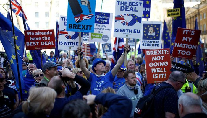 Anti-Brexit protesters shout slogans outside Downing Street in London, Britain, February 27, 2019.  Photo: Reuters