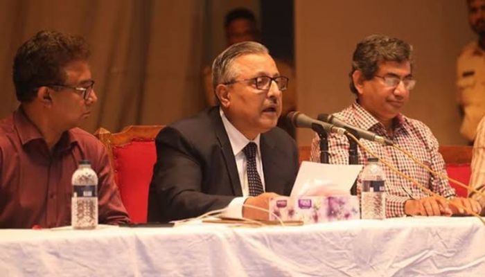 Buet Vice-Chancellor Prof Dr Saiful Islam speaks to Buet students on Friday, Oct 11, 2019. Photo: Collected
