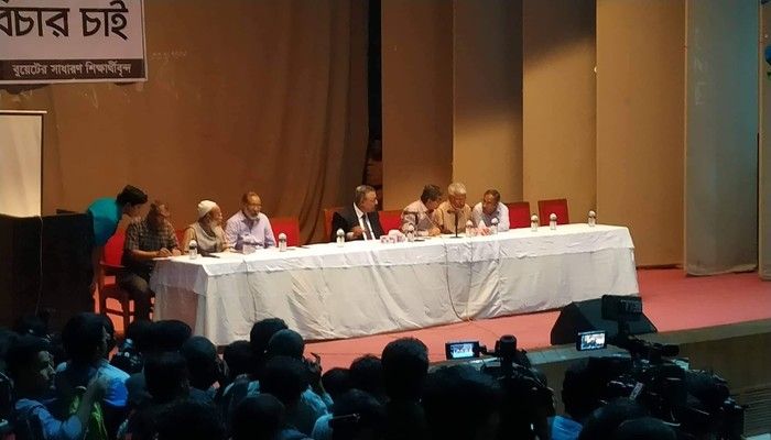 Teachers including BUET Vice-Chancellor (VC) Prof Saiful Islam pay tribute to Abrar Fahad at a discussion with protesting students at the university on Friday (Oct 11). Photo: Collected 