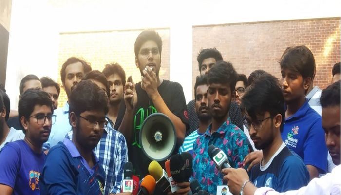 A spokesperson on behalf of the protesting students of Buet today announced that they would halt the protest program for two days owing to the upcoming admission test. Photo: Collected