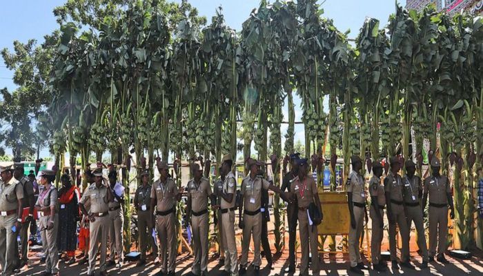 Police personnel stands in the shade of banana trees at the entrance to Mamallapuram, where Indian Prime Minister Narendra Modi and Chinese President Xi Jinping will hold their first meeting and dinner in southern India, Friday, Oct. 11, 2019. Photo: AP