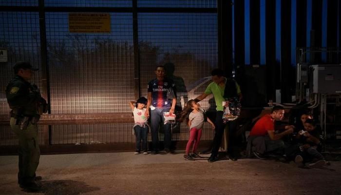 Migrant families from Honduras turn themselves to U.S. Border Patrol to seek asylum following an illegal crossing of the Rio Grande in Hidalgo, Texas, U.S., August 23, 2019. REUTERS