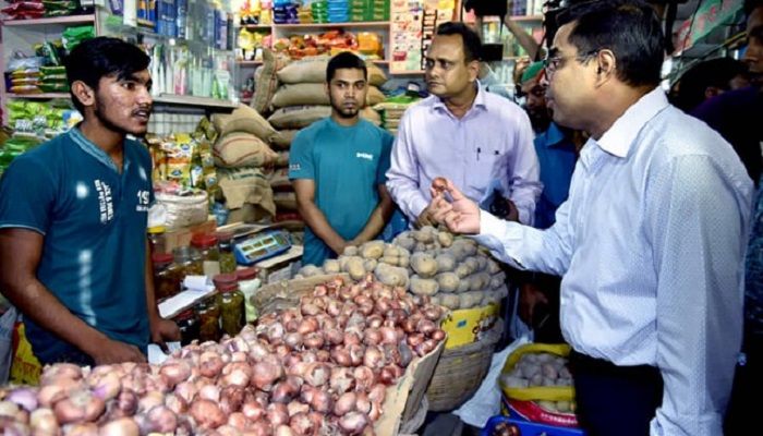 Dhaka South City Corporation (DSCC) Mayor Sayeed Khokon on Wednesday, October 2, 2019 visits Palashi kitchen market in Dhaka. Photo: Collected