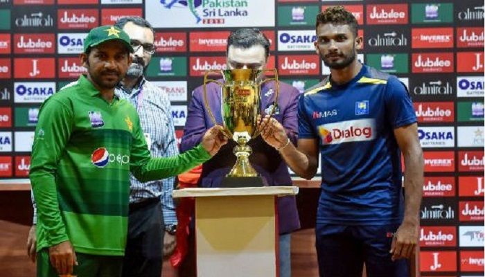 Pakistan skipper Sarfaraz Ahmed and Sri Lanka captain Dasun Shanaka pose with the T20I series trophy in Lahore on the eve of the first of three T20Is starting from October 5. Photo: AFP