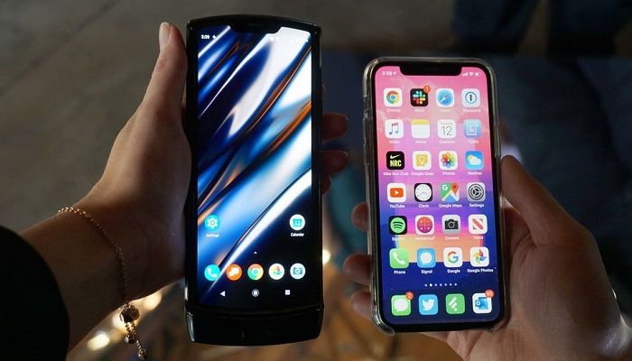 Motorola Razr (left) and iPhone 11 Pro (right). Photo: Collected