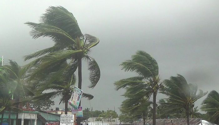 Severe cyclone ‘Bulbul’ makes a landfall in Khulna and adjoining southwestern part of the country early Sunday Photo: UNB