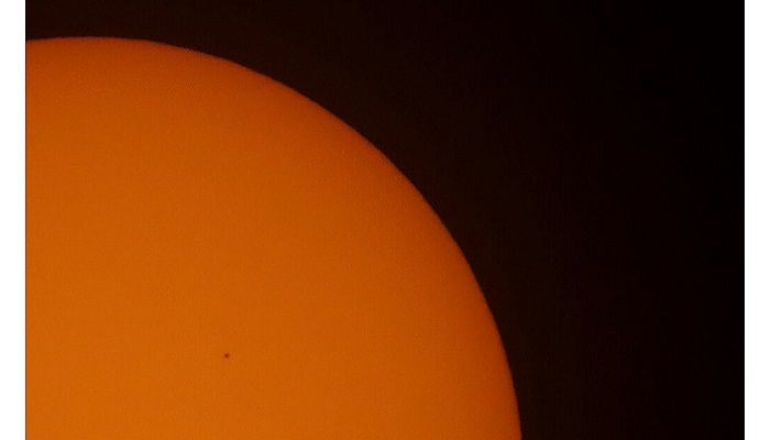 Mercury, center left, passes between Earth and the sun, Monday, Nov. 11, 2019, as seen from Lutherville-Timonium, Md. Photo: AP
