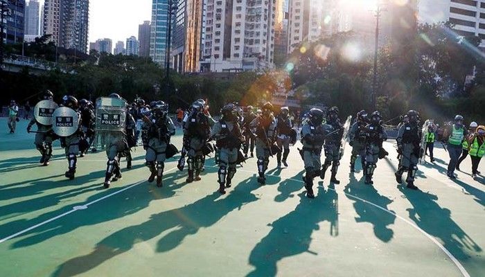 Police in riot gear enter Victoria Park as they disperse anti-government protesters in Hong Kong, China, on November 2, 2019. Photo: Reuters