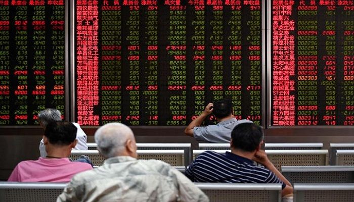 Asian markets sank on Wednesday on renewed concerns about the China-US trade talks after Washington lawmakers passed a bill supporting Hong Kong civil rights, a move likely to spark anger in Beijing. PHOTO: AFP