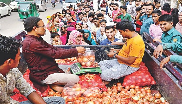 People queue up in front of a Trading Corporation of Bangladesh truck to buy onions imported from Egypt in the capital’s Shantinagar yesterday. The onions were being sold at Tk 45 per kg, whereas the same kind were being retailed for Tk 140-150 per kg. Onion prices have begun to rise again, reaching Tk 240-260 per kg. Photo: Collected