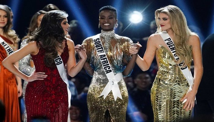 Madison Anderson, of Puerto Rico, Miss Universe 2019 Zozibini Tunzi, of South Africa, and Sofia Aragon, of Mexico, the final three contestants hold hands in the Miss Universe pageant at Tyler Perry Studios in Atlanta, Georgia, US on December 8, 2019. Photo: Reuters