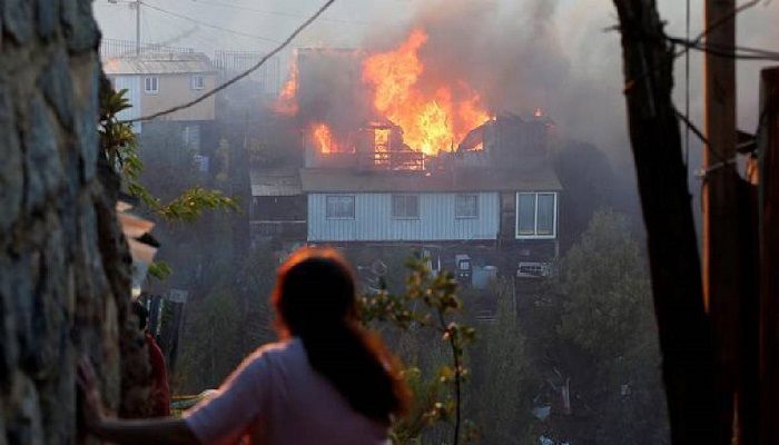 Fire Engulfs 120 Houses in Valparaiso, Chile