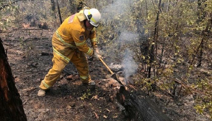 A volunteer from the New South Wales Rural Fire Service works to extinguish spot fires following back burning operations in Mount Hay, in Australia’s Blue Mountains, December 28, 2019. Picture taken December 28, 2019. Photo: Reuters