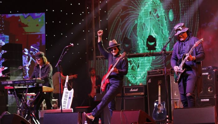 Miles Spellbinds Fans in 40th Anniversary Concert