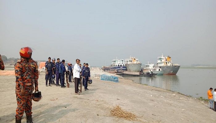 BIWTA begins a drive to evict an illegal river port in Pabna’s Bera upazila in the morning on Monday, December 9, 2019. Photo: Collected
