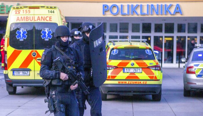 Police personnel outside the Ostrava Teaching Hospital after a shooting incident in Ostrava, Czech Republic, Tuesday, Dec. 10, 2019. Photo: AP
