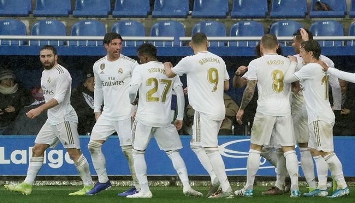 Real see off Alaves to go top