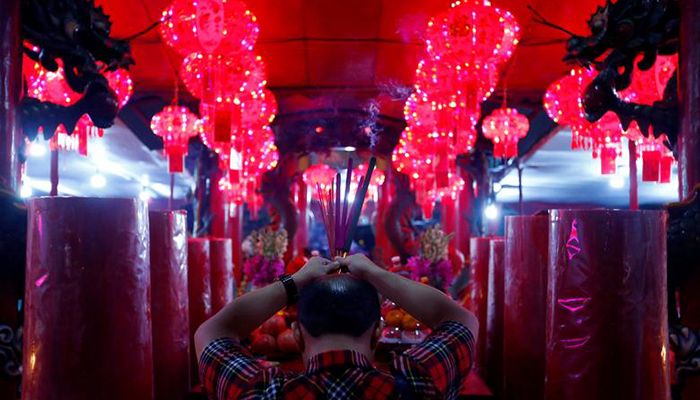 A man prays during a celebration of the Lunar New Year eve at a temple in Jakarta, Indonesia, January 24, 2020. Photo: Reuters