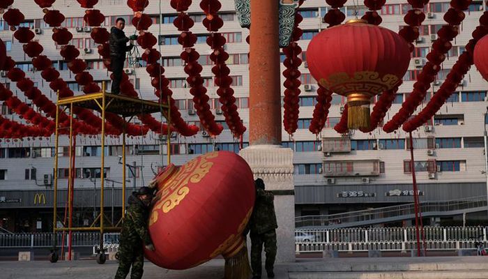 Workers dismantle decorations after the temple fair for the Chinese Lunar New Year in Ditan Park was canceled in Beijing, China January 24, 2020. Photo: Reuters