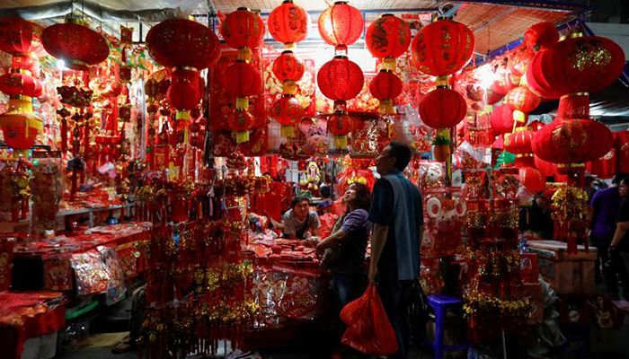 People shop for merchandises at a street market ahead of the Lunar New Year in Jakarta, Indonesia, January 18, 2020. Photo: Reuters