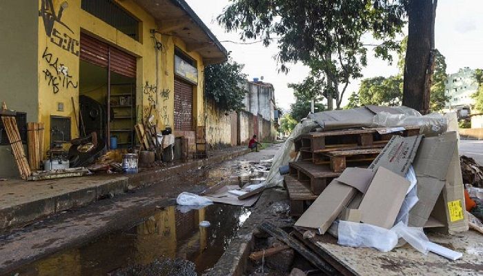 Furniture en other belongings are left on a street after heavy flooding caused by rains in Belo Horizonte, Brazil.Photo: Collected from AP
