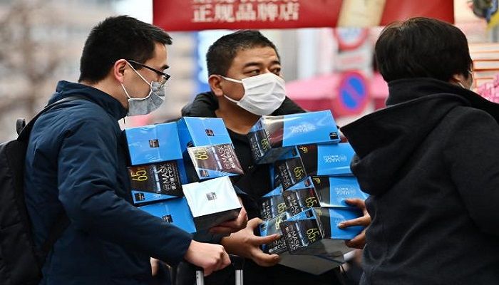 Customers buy face masks from a drugstore in Tokyo`s Akihabara area on 27 January. Photo: Collected from AFP