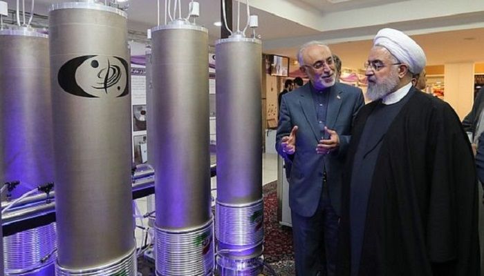 Iranian President Hassan Rouhani (R) had threatened to restart enrichment if sanctions continued. Photo: EPA