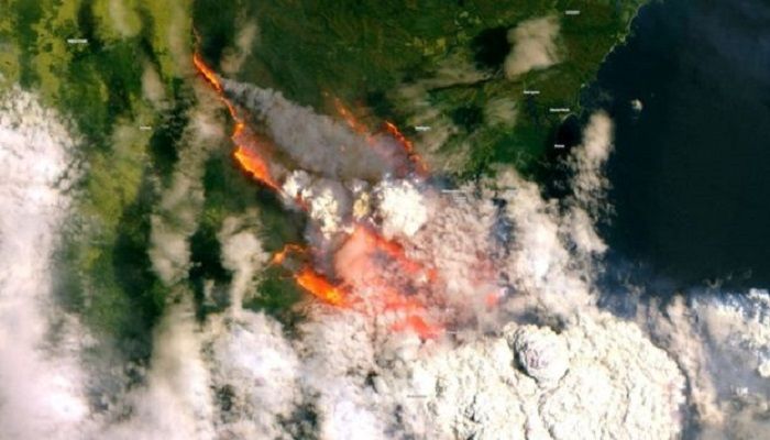 A satellite image shows the extent of smoke and flames at Batemans Bay. Photo: Reuters.