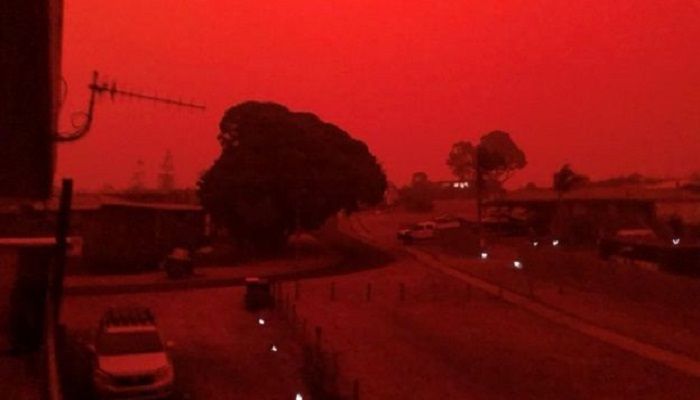The sky glowed red as wildfires closed in on the town of Mallacoota in Victoria. Photo: Reuters