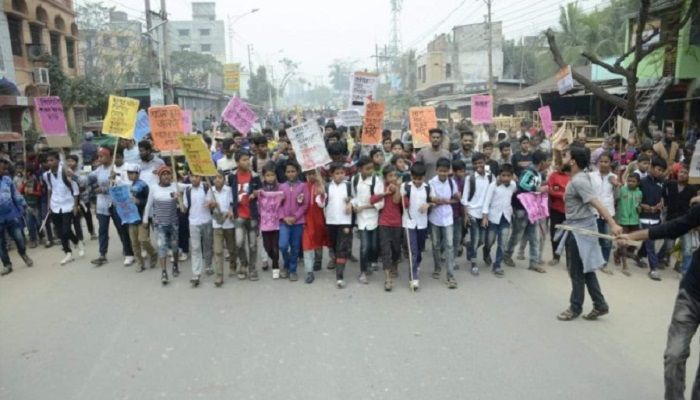Workers of nine state-run jute mills in Khulna have blocked Dhaka-Khulna highway, halting vehicular movement on the road on Thursday, January 2, 2019. Photo: Collected