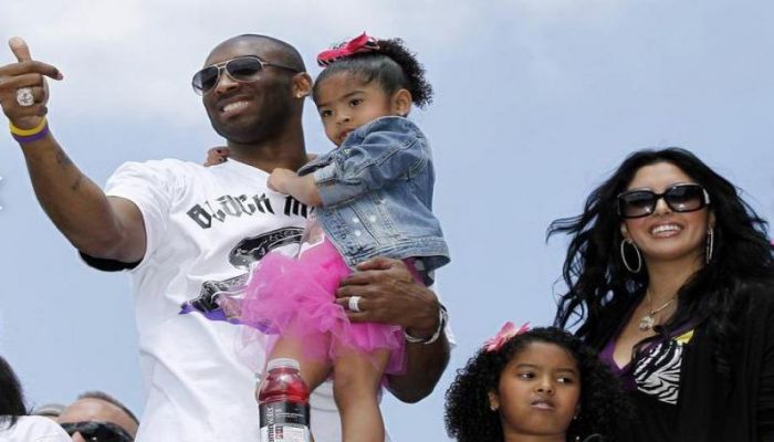  Kobe Bryant carries his daughter, Gianna, as his wife Vanessa and daughter Natalia (2nd R) stand next to him during the Lakers` NBA Championship parade in Los Angeles, California, Jun 21, 2010. Photo: REUTERS