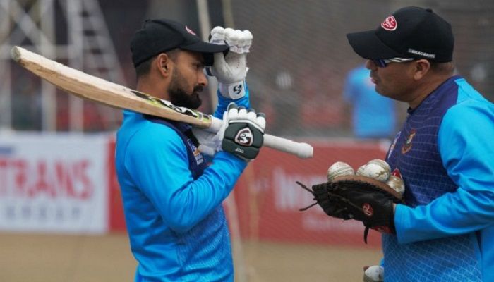 Bangladesh head coach Russell Domingo (R) talks to batsman Liton Das before the toss for the second T20I against Pakistan at the Gaddafi Stadium in Lahore on January 25. Photo: Collected from PCB