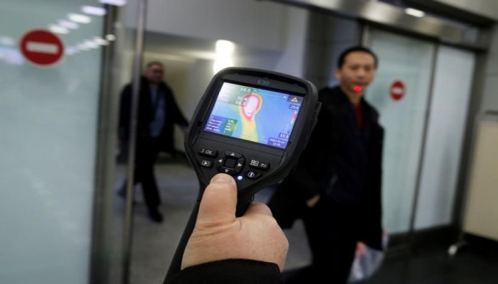 Kazakh sanitary-epidemiological service worker uses a thermal scanner to detect travellers from China who may have symptoms possibly connected with the previously unknown coronavirus, at Almaty International Airport, Kazakhstan January 21, 2020. Photo: REUTERS