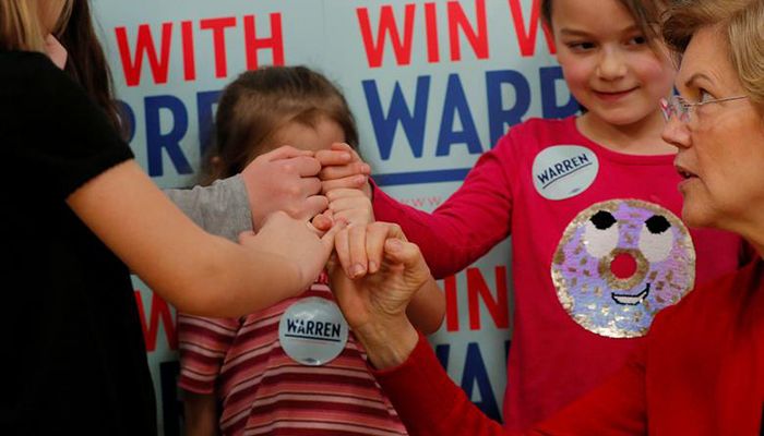 Democratic 2020 presidential candidate Elizabeth Warren does a 'pinkie promise' with a group of girls before a Get Out the Caucus rally in Ames, Iowa. Photo: Collected from Reuters