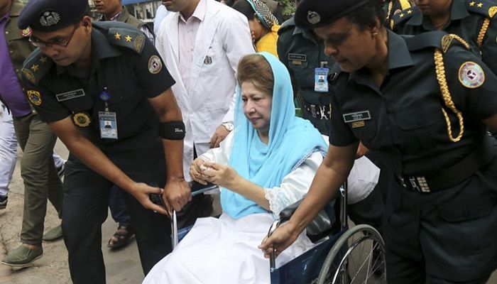 Prison guards take BNP chairperson Khaleda Zia for medical checkup at Bangabndhu Sheikh Mujib Medical University hospital. Photo: Collected