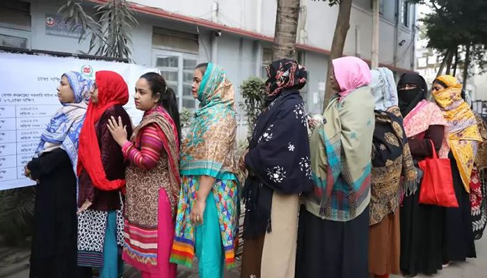 A line of female voters to vote at the Begum Badrunnesa Government Women's College Center in the capital. Photo: Collected
