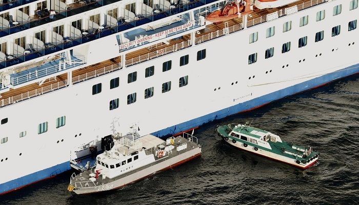 Japan Coast Guard's patrol boat, left, is brought alongside the cruise ship Diamond Princess to take passengers tested positive for coronavirus to hospitals off Yokohama, south of Tokyo. Japan. Photo: Collected from AP