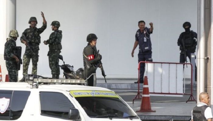 Security forces pinned down the gunman in the shopping centre. Photo: Collected from EPA