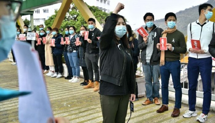 Winnie Yu (C), chairwoman of the Hospital Authority Employees Alliance (HAEA), shouts slogans as she and other local medical workers hold a strike near Queen Mary Hospital as they demand the city close its border with China to reduce the SARS-like virus spreading, in Hong Kong on February 3, 2020. Hong Kong has 15 confirmed cases of the disease, many of them brought over from the Chinese mainland where the epidemic began and has so far killed more than 360 people. Photo: Collected from AFP.