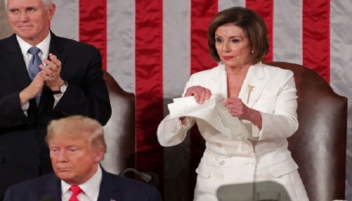 Speaker of the House Nancy Pelosi (D-CA) rips up the speech of US President Donald Trump after his State of the Union address to a joint session of the US Congress in the House Chamber of the US Capitol in Washington, US February 4, 2020. Photo: Collected from Reuters